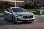 Skoda Superb Hatch iV PHEV представлен официально. Запас хода на электротяге до 120 км